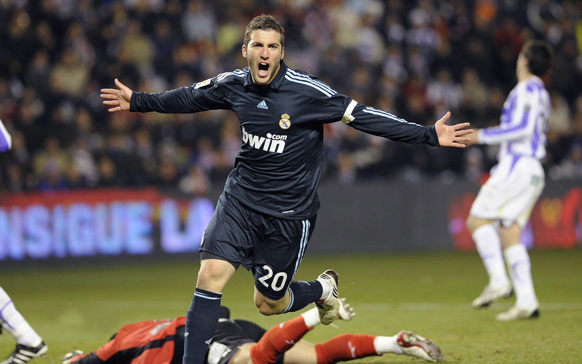 湖人内线球员频频抢板打乱对手节奏,湖人内扛